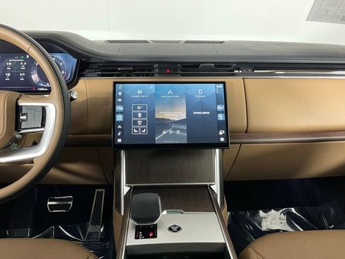 Used 2025 Land Rover Range Rover Long Wheelbase SE image 12