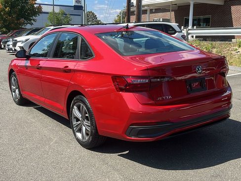 Used 2023 Volkswagen Jetta SE image 5