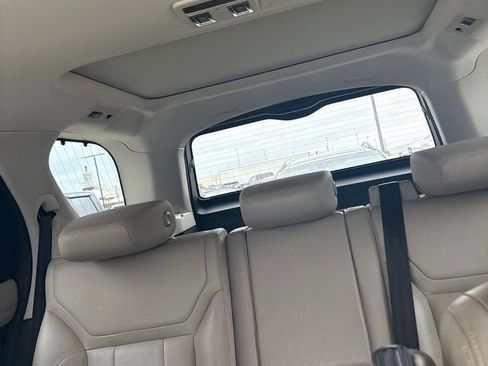 Used 2019 Land Rover Discovery SE AWD/4WD image 13