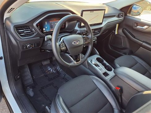 Used 2024 Ford Escape SE image 3