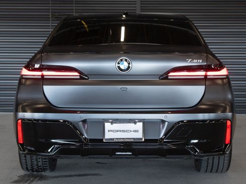 Used 2025 BMW 740i w/ Premium Package RWD image 11