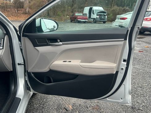 Used 2017 Hyundai Elantra SE image 13