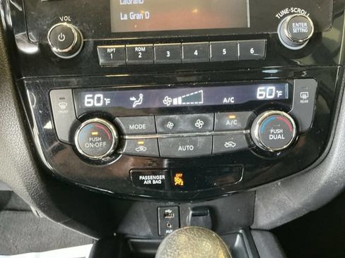 Used 2015 Nissan Rogue SV FWD image 17
