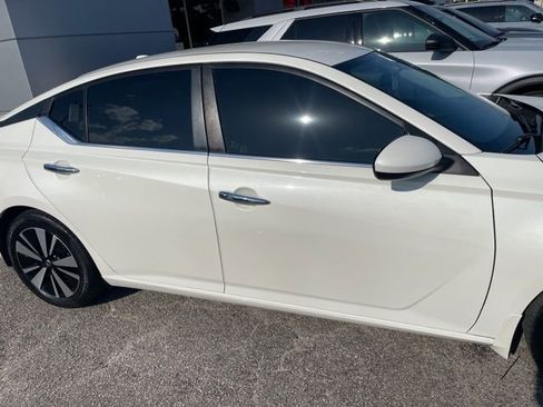 Used 2021 Nissan Altima 2.5 SV image 2