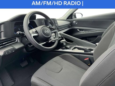 Used 2025 Hyundai Elantra SE image 16