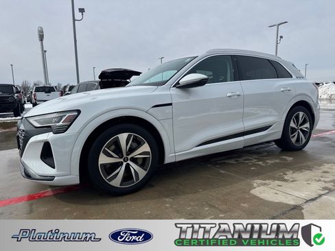 Used 2024 Audi Q8 e-tron Premium image 1