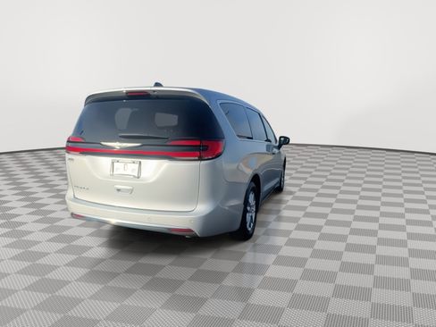 Used 2023 Chrysler Pacifica Touring-L image 8