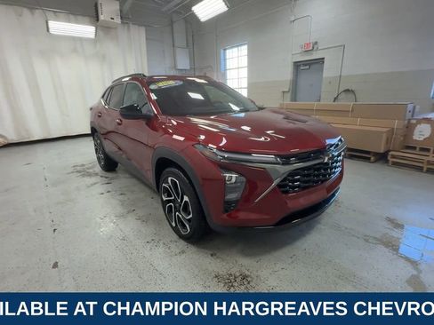 Used 2025 Chevrolet Trax RS w/ Driver Confidence Package image 2