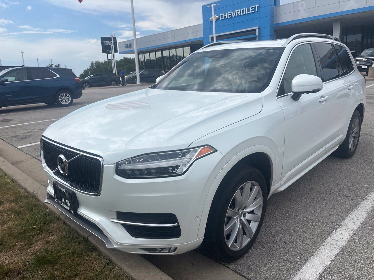 Used 2018 Volvo XC90 T5 Momentum w/ Convenience Package FWD image 3