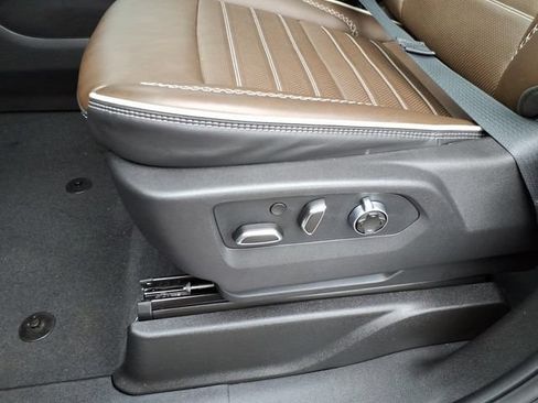 Used 2025 GMC Yukon Denali Ultimate AWD/4WD image 13