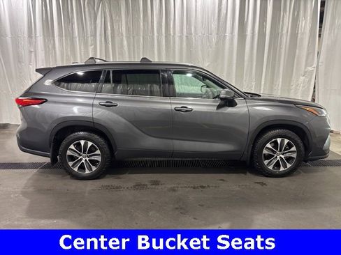 Used 2021 Toyota Highlander XLE image 2