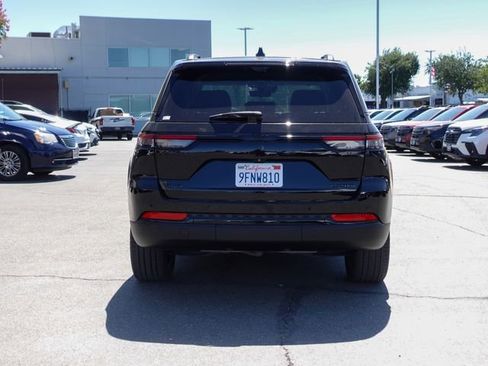 Used 2023 Jeep Grand Cherokee Limited w/ Luxury Tech Group II AWD/4WD image 7
