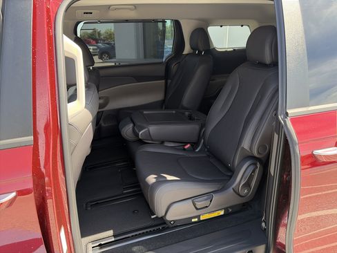 Used 2026 Kia Carnival EX FWD image 22