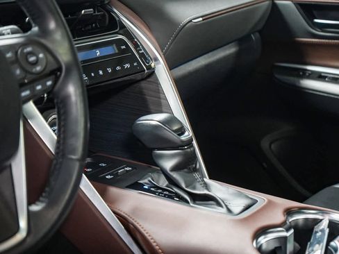 Certified 2023 Toyota Venza Limited image 24