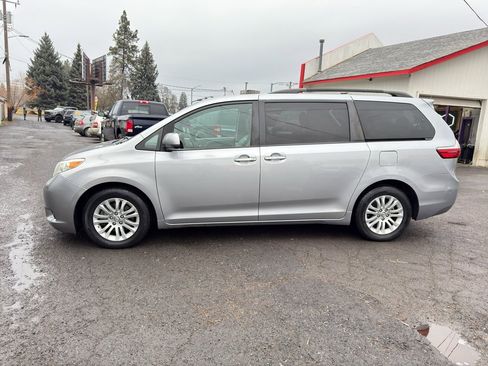 Used 2017 Toyota Sienna XLE image 3
