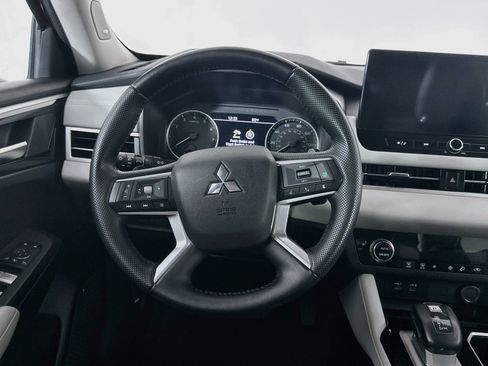 Used 2025 Mitsubishi Outlander SE FWD image 18