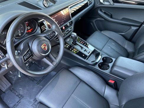 Certified 2025 Porsche Macan AWD/4WD image 4
