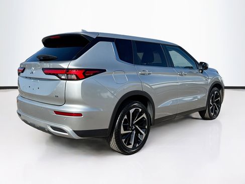 Used 2024 Mitsubishi Outlander SE Black Edition image 3