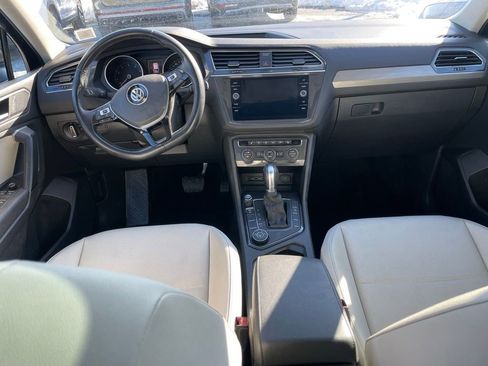 Used 2019 Volkswagen Tiguan SE w/ Panoramic Sunroof Package image 9