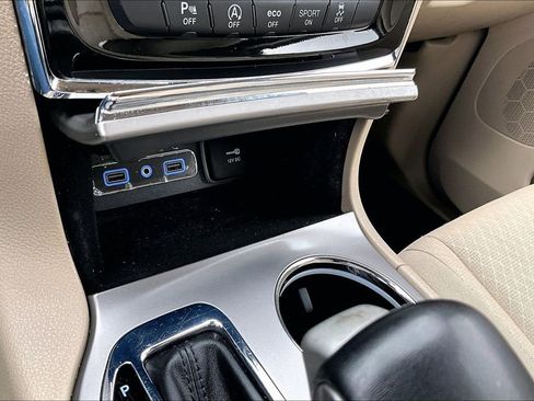 Used 2022 Jeep Grand Cherokee Laredo E AWD/4WD image 32
