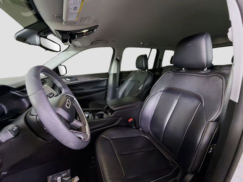 Used 2023 Jeep Grand Cherokee Limited w/ Black Appearance Package image 13