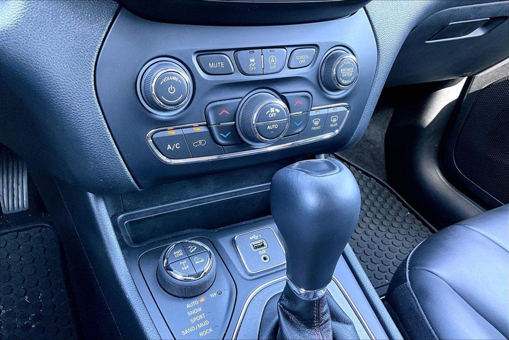 Used 2022 Jeep Cherokee Trailhawk w/ Comfort/Convenience Group AWD/4WD image 12
