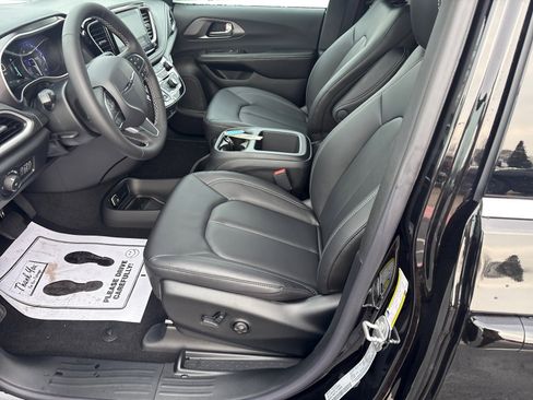 New 2026 Chrysler Pacifica Select image 9