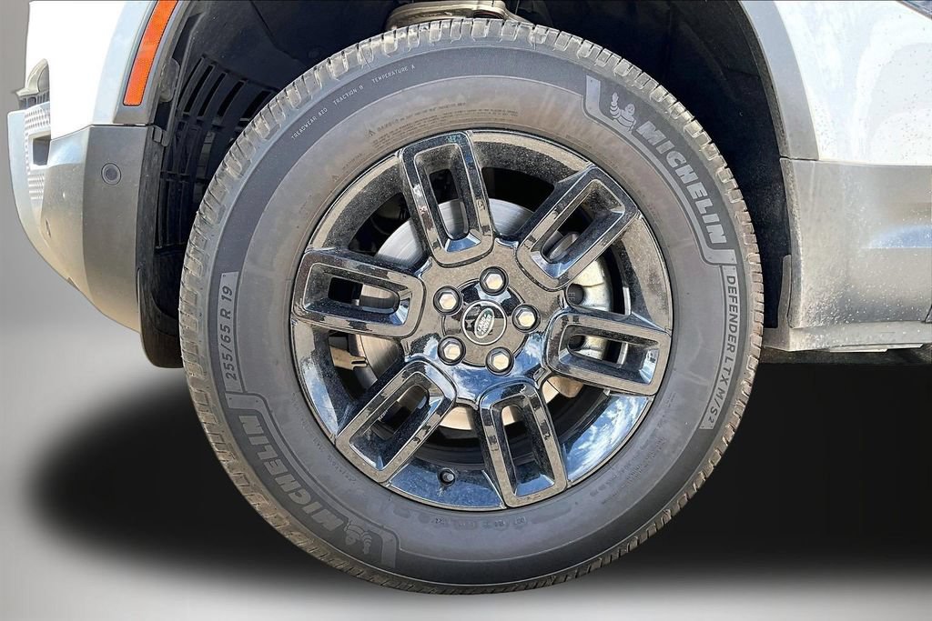 Used 2025 Land Rover Defender 110 S AWD/4WD image 32