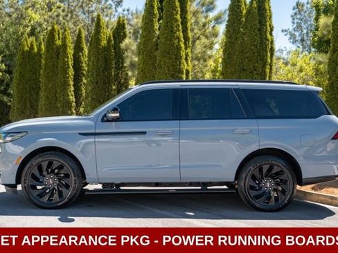 Used 2025 Lincoln Navigator Reserve w/ Jet Appearance Package AWD/4WD image 9