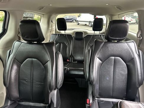 Used 2022 Chrysler Pacifica Touring-L FWD image 28