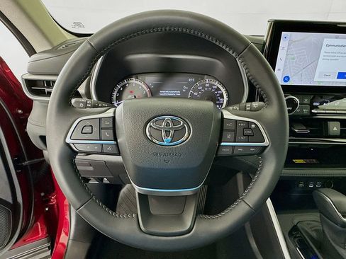 Used 2025 Toyota Highlander XLE image 11