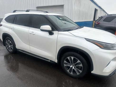 Used 2021 Toyota Highlander XLE AWD/4WD image 2