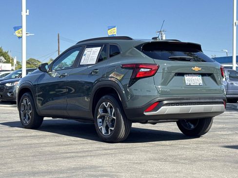 Used 2025 Chevrolet Trax LT FWD image 7