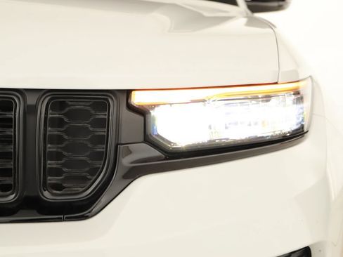 Used 2023 Jeep Grand Cherokee Altitude AWD/4WD image 34