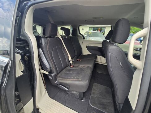 Used 2017 Chrysler Pacifica LX FWD image 41
