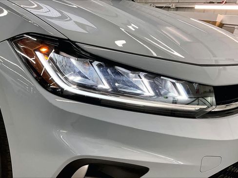 Used 2025 Volkswagen Jetta SE w/ Black Wheel Package image 30