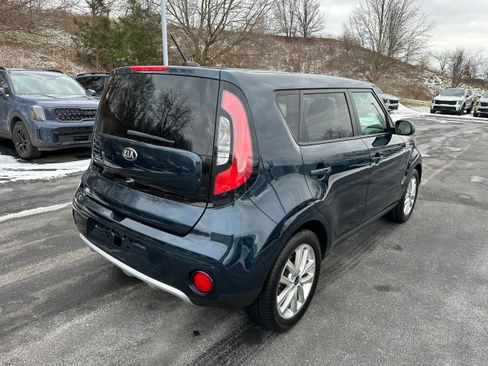 Used 2017 Kia Soul + image 5