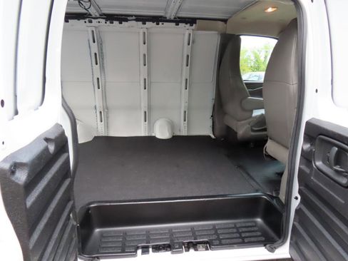 Used 2023 Chevrolet Express 3500 w/ Driver Convenience Package RWD image 10