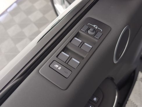 Used 2025 Land Rover Discovery S image 10