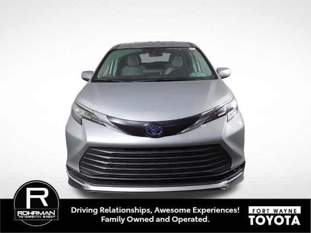 Used 2023 Toyota Sienna LE FWD image 3