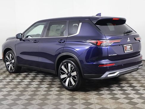 New 2025 Mitsubishi Outlander SE image 11