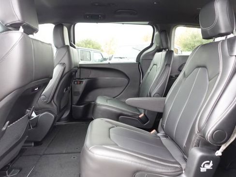 New 2026 Chrysler Pacifica Select image 23