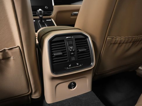 Certified 2024 Porsche Macan S AWD/4WD image 38
