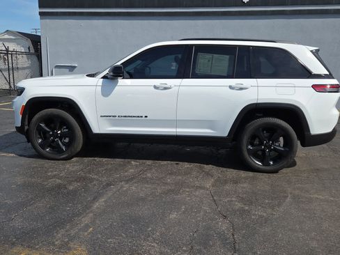 Used 2023 Jeep Grand Cherokee Limited w/ Black Appearance Package AWD/4WD image 8