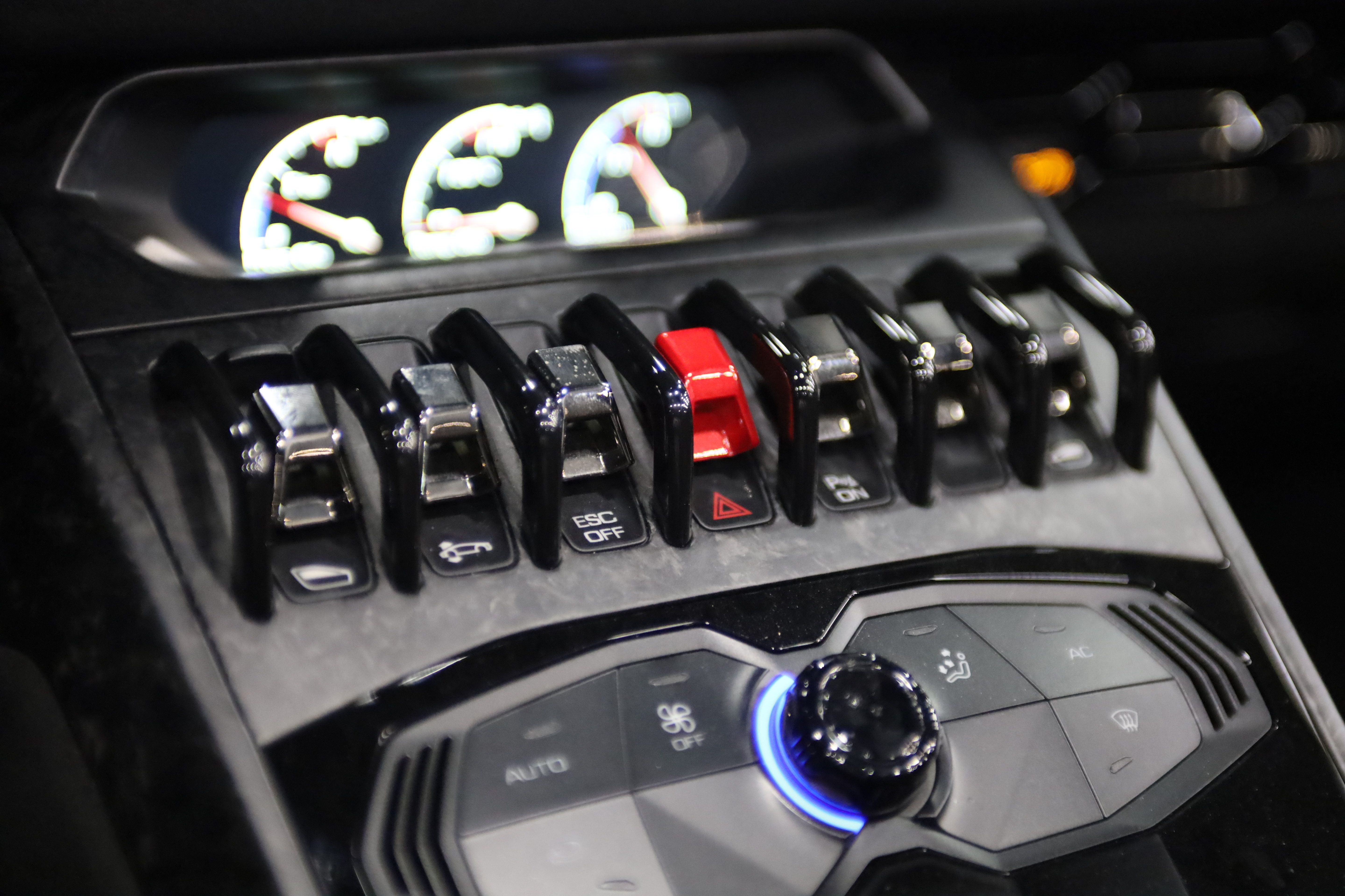 Used 2019 Lamborghini Huracan Performante AWD/4WD image 25