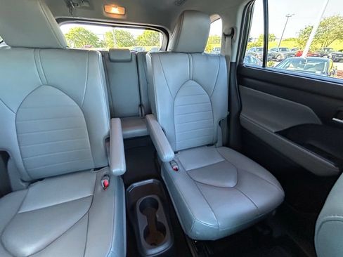 Used 2023 Toyota Highlander XLE FWD image 14