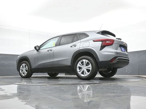 Used 2025 Chevrolet Trax LS image 38