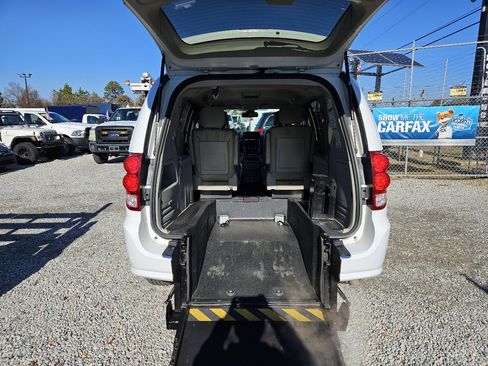 Used 2018 Dodge Grand Caravan SE image 12