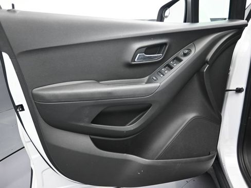 Used 2019 Chevrolet Trax LT FWD image 12