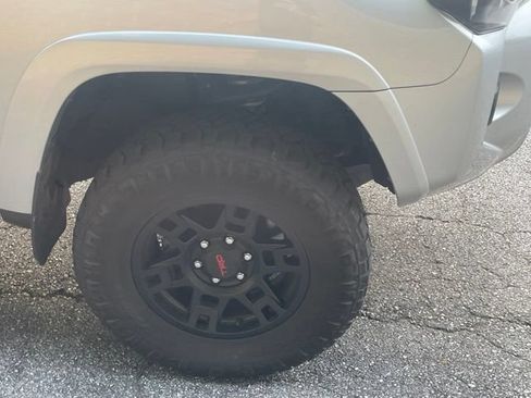 Used 2022 Toyota 4Runner SR5 AWD/4WD image 4